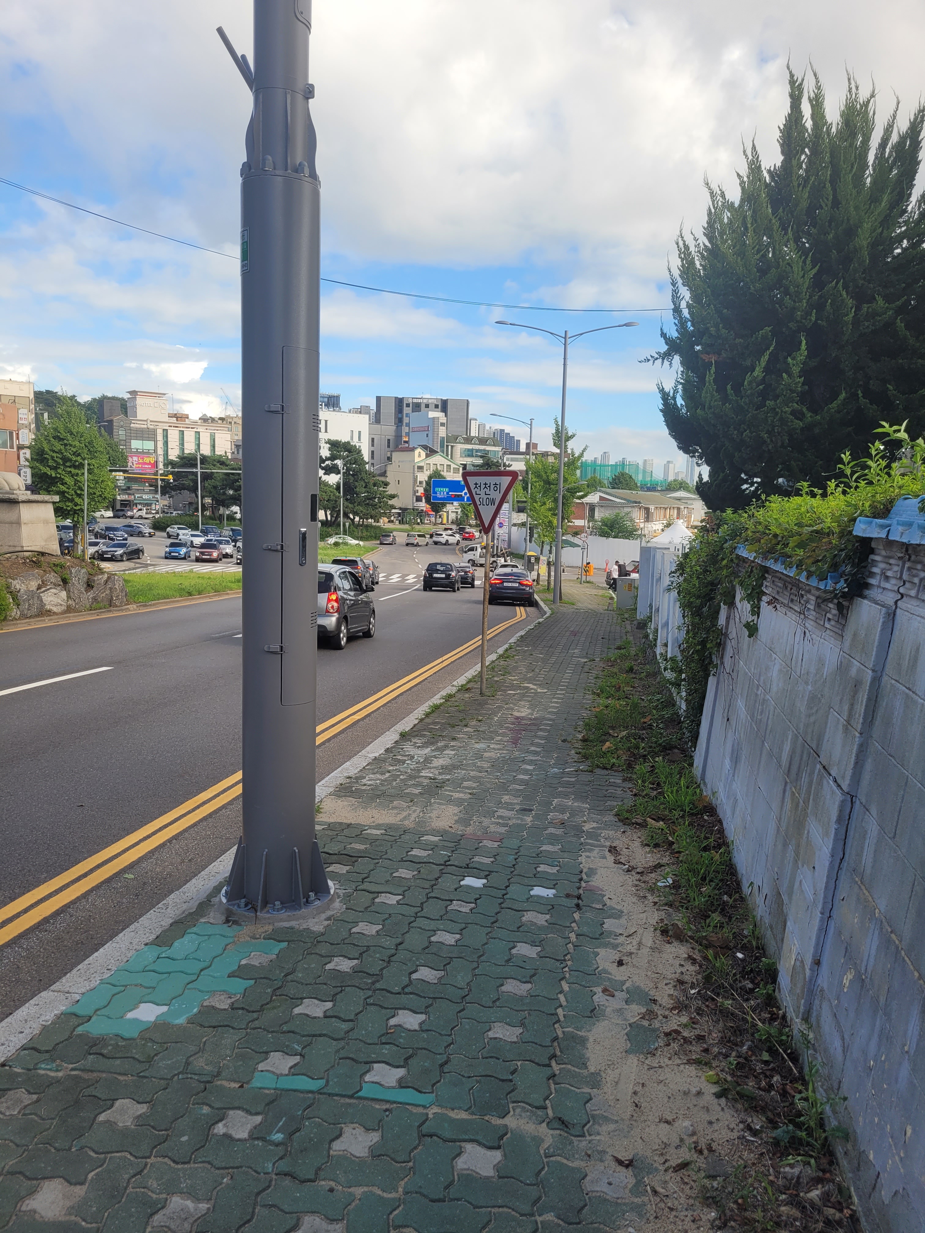 연수구는 설치 이후 30년 이상 경과된 가로등을 교체해 어두운 도로 환경으로부터 보행자 안전을 확보하고 야간 교통 환경을 개선하기 위해 능허대로 일대의 노후 가로등 교체 사업을 완료했다